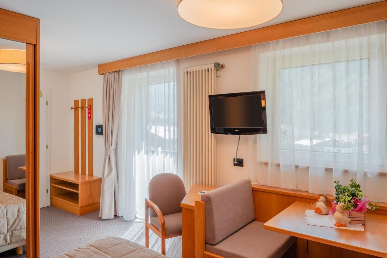 Hotel Ladina Campitello di Fassa Exterior photo