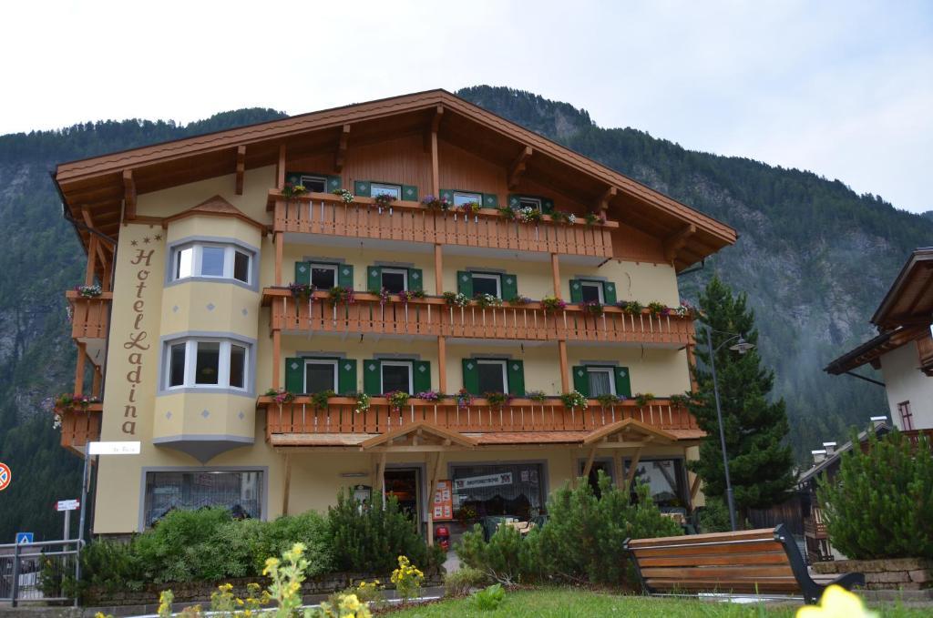 Hotel Ladina Campitello di Fassa Exterior photo