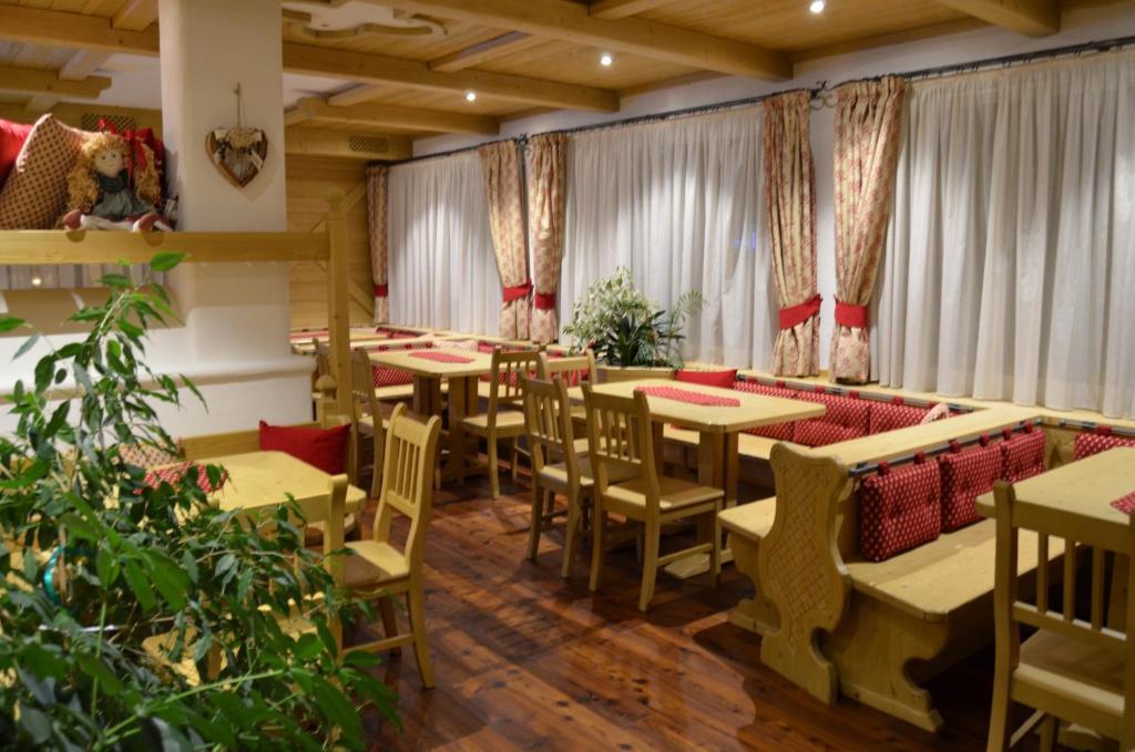 Hotel Ladina Campitello di Fassa Exterior photo